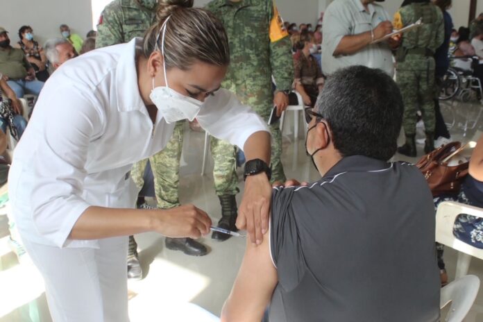 Aplicarán vacuna de refuerzo covid-19 a población de 50-59 años en San Buenaventura
