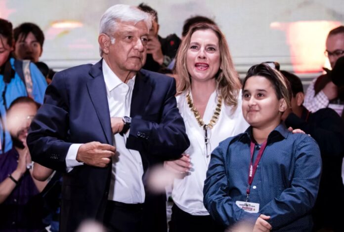 Beatriz Gutiérrez y su hijo Jesús Ernesto en aislamiento tras contagio de AMLO