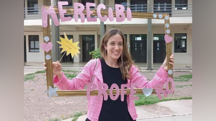 Cumplió su sueño tras perder a su familia: Mujer terminó su carrera para honrar a sus padres