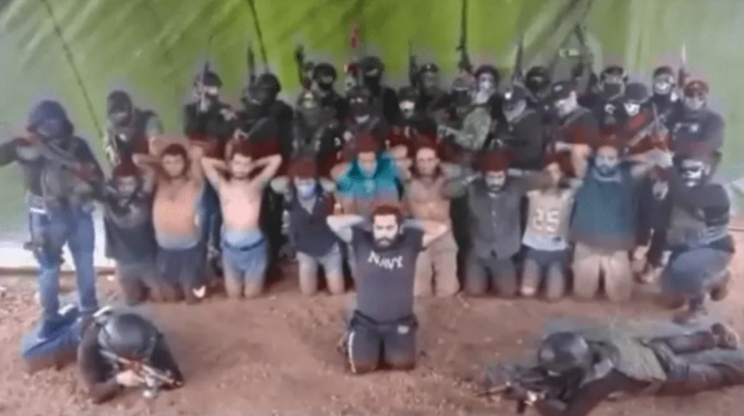Escalofriantes imágenes del CJNG: Narcos difunden video sometiendo a 10 personas en Veracruz