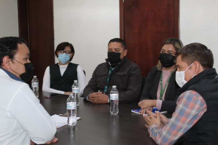 Personal administrativo de hospital rural 51 se reúnen con alcalde de San Buenaventura
