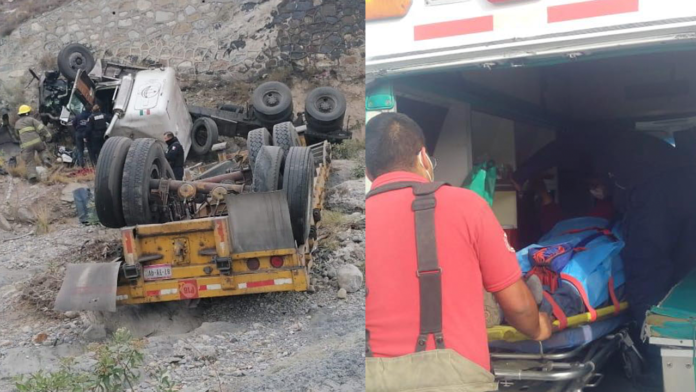 Chofer terminó prensado: tráiler cae de puente vehicular en Ramos Arizpe