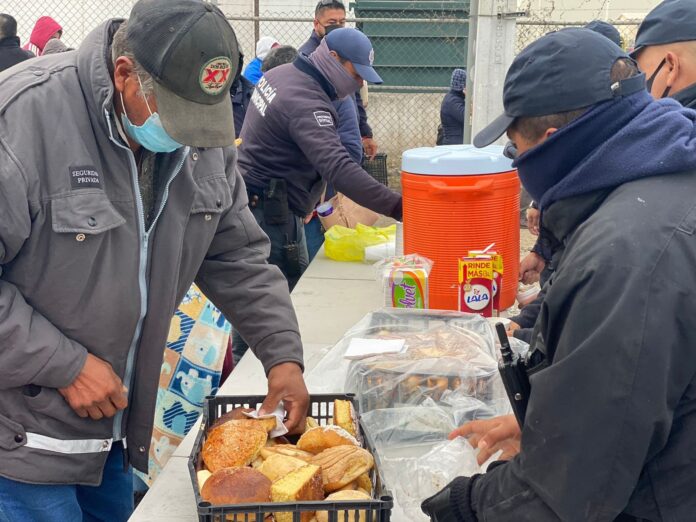 Obra del día; elementos policíacos de Saltillo reparten pan y café en la ciudad