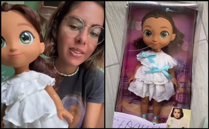 En pleno 10 de mayo, abuelita recibe su primer muñeca; su nieta la caracterizó como ella de niña