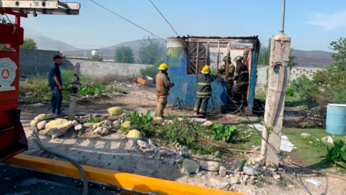 Mujer y sus 4 hijos se quedan sin hogar en Monclova: ex quemó su casa