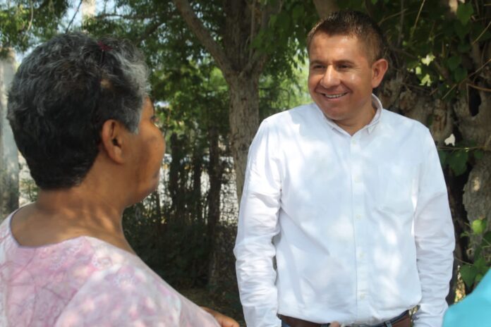Supervisa Hugo Lozano con Simas baja presión de agua atendiendo a familias