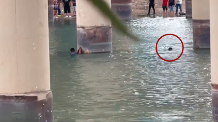 Locutor migrante se ahogó en el Río Bravo: captan en video su fallecimiento