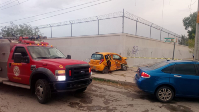 Muere mujer tras choque en Torreón: policía chocó el taxi en el que viajaba