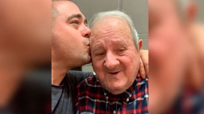 'Te quiero': Abuelito con Alzheimer reconoció a su hijo por unos segundos