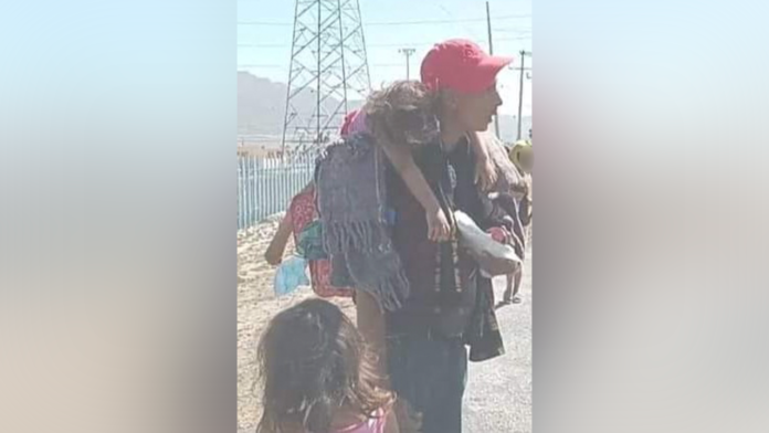 Su hijita se desmayó en el camino: Migrantes continúan su marcha para llegar a Estados Unidos