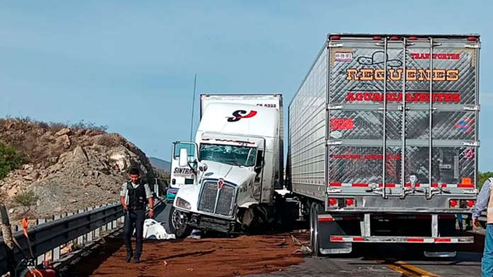 Reportan 2 lesionados tras choque de trailers en Libramiento de Saltillo