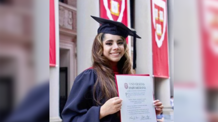 Mexicana es la más joven de graduarse de posgrado en Harvard
