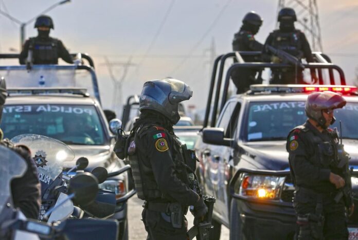 Cobran policías de NL cuota de paso a transportistas de Monclova; pagan “moche” o los detienen   