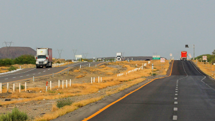 Muere mujer tras volcar en autopista a Torreón; conductor dormitó