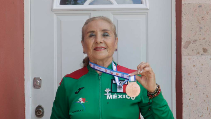 Mujer saltillense de 76 años consigue bronce en competencia de atletismo