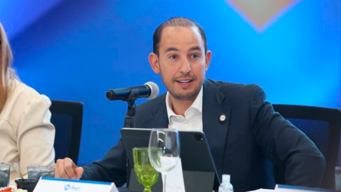 Marko Cortés pide a AMLO que 'deje de malgastar dinero en consultas patito'