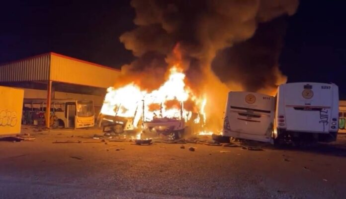 Arden en llamas camiones de transporte de personal