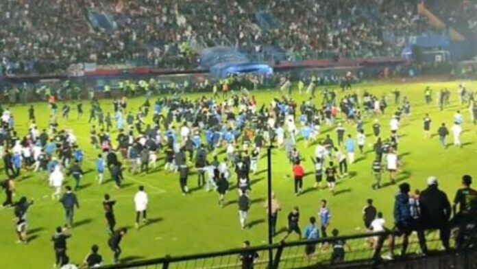 174 muertos tras estampida en estadio de Indonesia