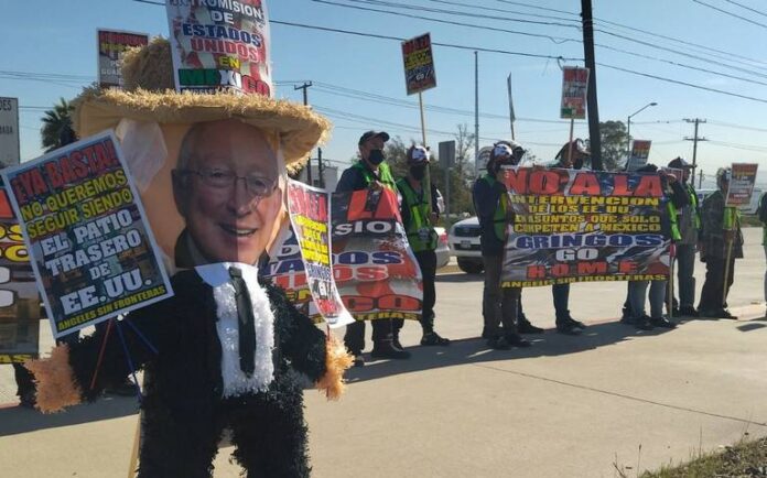 Queman piñata de Ken Salazar en Tijuana; activistas piden frenar intromisión de EE.UU.