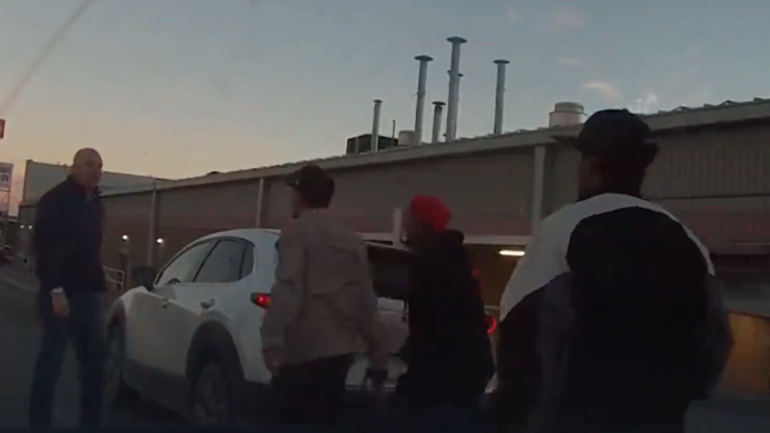 Exhiben a jóvenes golpeando a conductor en Saltillo