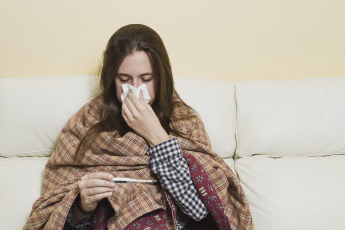 Tabaquismo, reposo inadecuado y estrés pueden complicar cuadros gripales