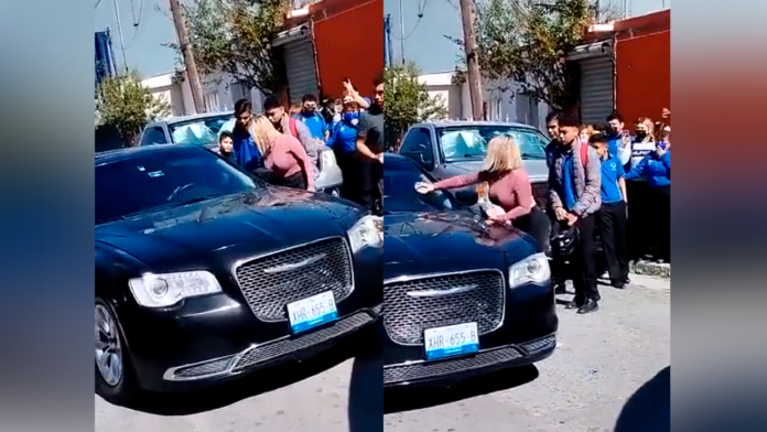 ¡Por infiel!: Mujer destruyó el auto de su novio tras descubrirlo con su amante