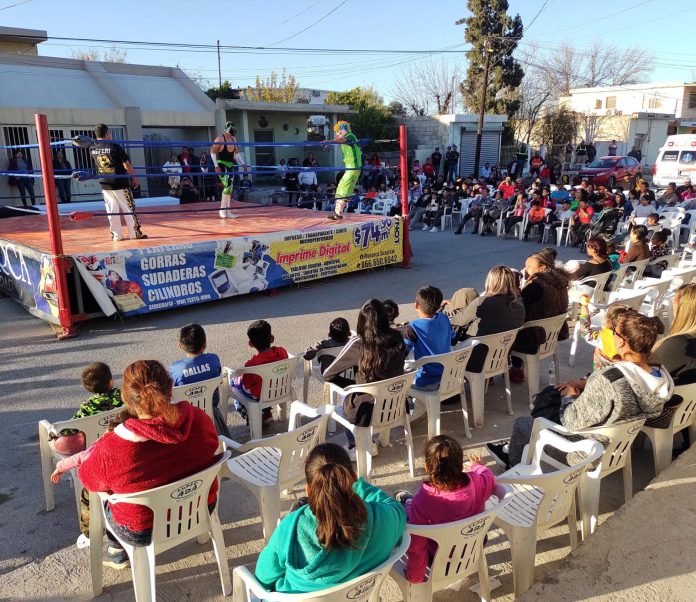 Celebran Día de Reyes con gran lucha libre en Frontera