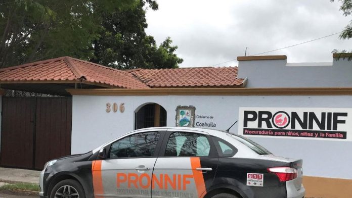 Mujer encontró a su hijo inconsciente en la calle; habría sufrido una sobredosis