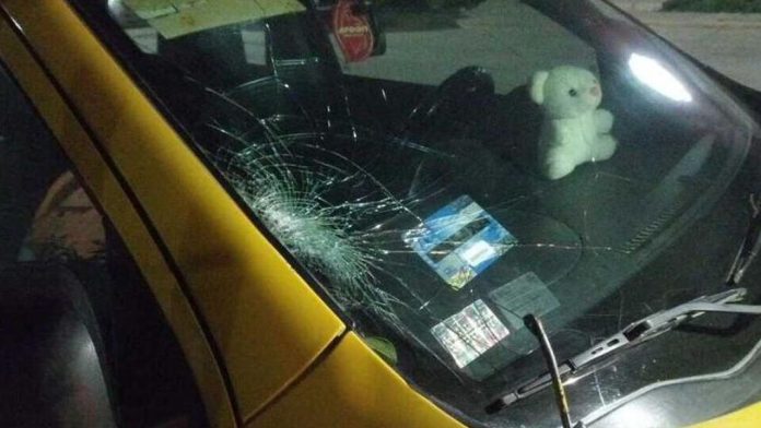 Taxista atropella a joven en Coahuila; cruzó la calle con sus audífonos puestos
