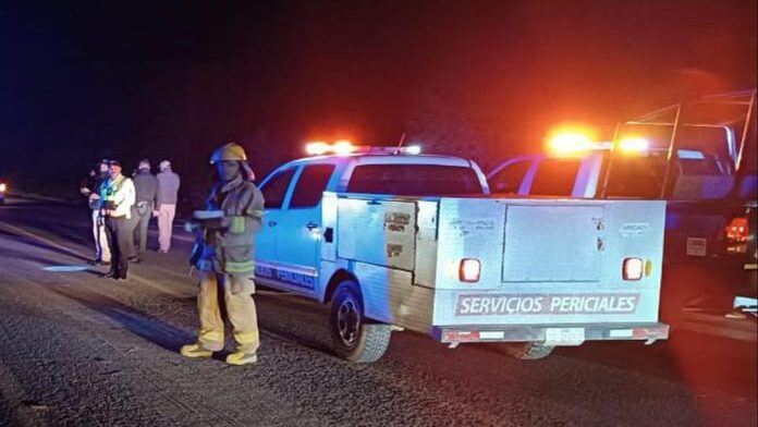 Muere hombre atropellado; la puerta de su camioneta se abrió y cayó a la carretera