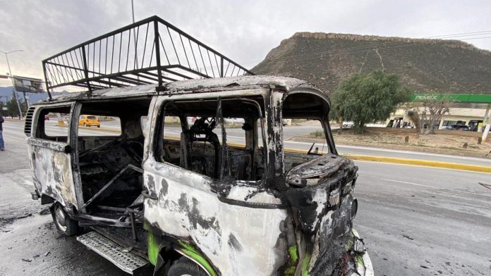 Mujer sufre fuerte choque en Saltillo; su camioneta se incendió por completo