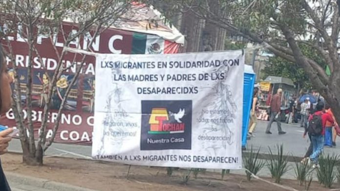 Madres en busca de sus hijos desaparecidos en México erigen memorial frente a Palacio Nacional