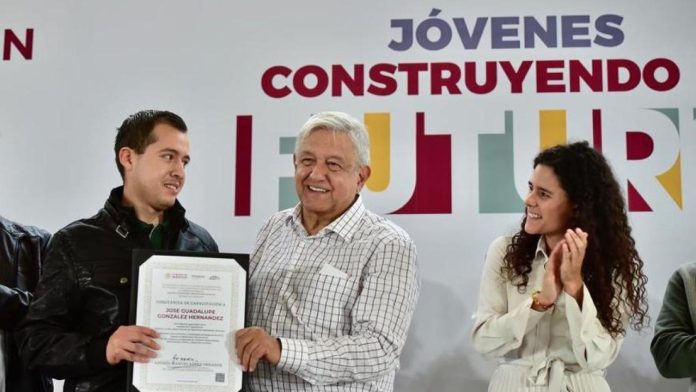 AMLO buscará elevar a rango constitucional programa 'Jóvenes Construyendo el Futuro'