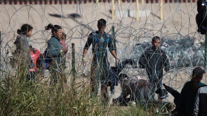 Suprema Corte de EE.UU. autoriza retirar alambre de púas en frontera de Texas con México