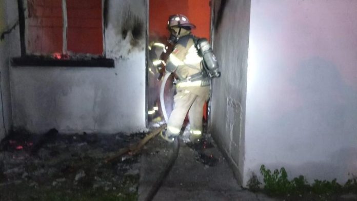 Incendio le arrebata la vida a una mujer; su hijo logró sobrevivir
