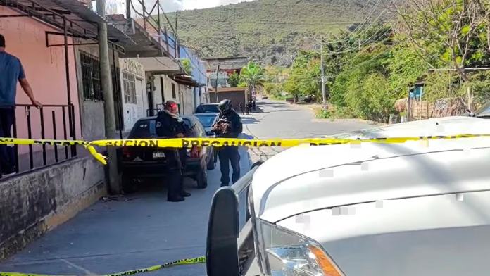 Albañil fue asesinado a balazos en la vía pública; caminaba junto a su esposa