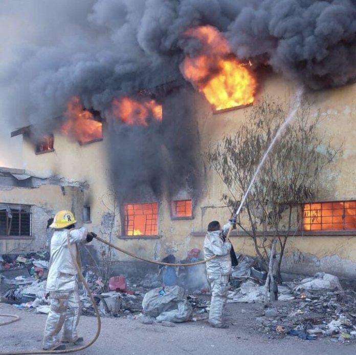 Bomberos lucharon por tres horas contra el incendio