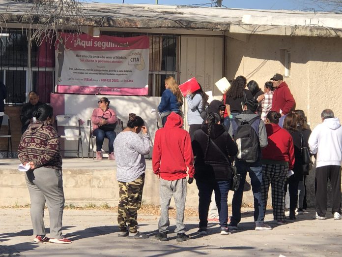 Ciudadanos en espera de realizar el trámite de su credencial de elector