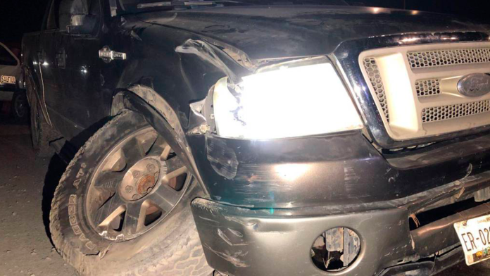 Conductor ebrio se impacta contra camión de carga en Saltillo