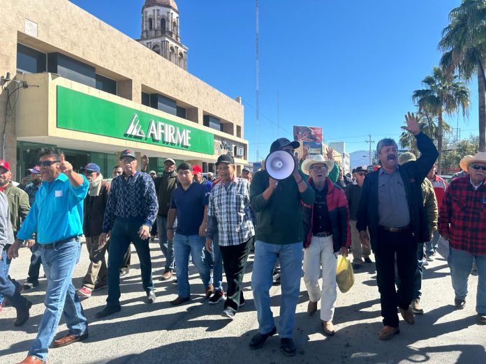 Se manifiestan ex obreros de AHMSA en la Plaza Principal