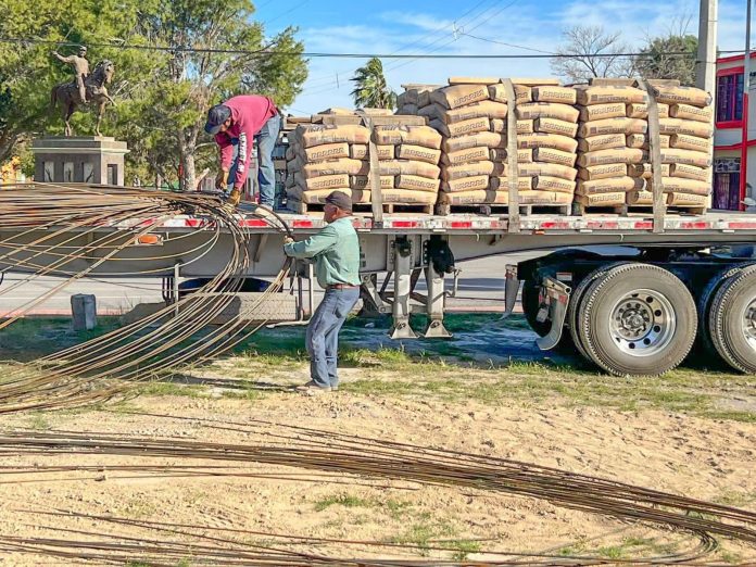 Entrega Lico Quintanilla materiales para construcción en Progreso