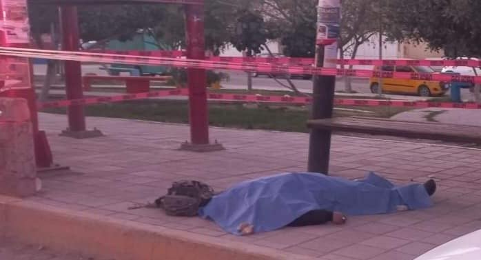 Hombre murió cuando esperaba el autobús; se desvaneció repentinamente