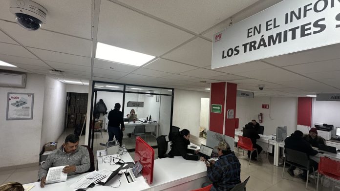 Para el mediodía del Centro de Información y Servicio Monclova de Infonavit trabajaba con toda su capacidad.