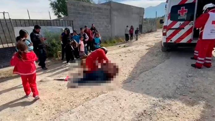 Niño fue testigo de salvaje agresión contra mujer; pareja la agarró a 'tubazos'