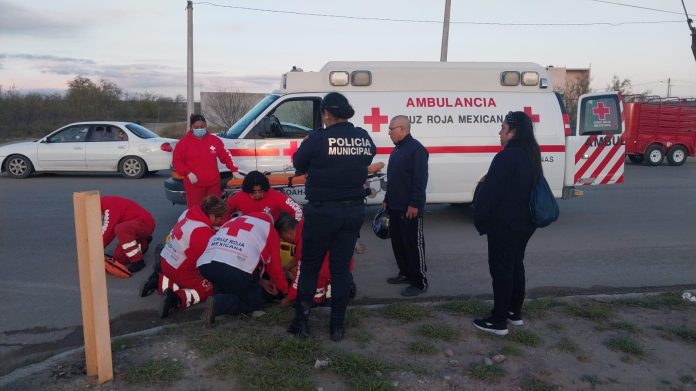 Paramédicos de Cruz Roja auxiliaron a un motociclista herido