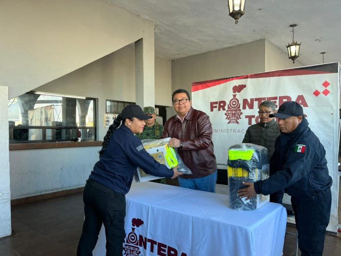 Reciben nuevos uniformes policías de Frontera
