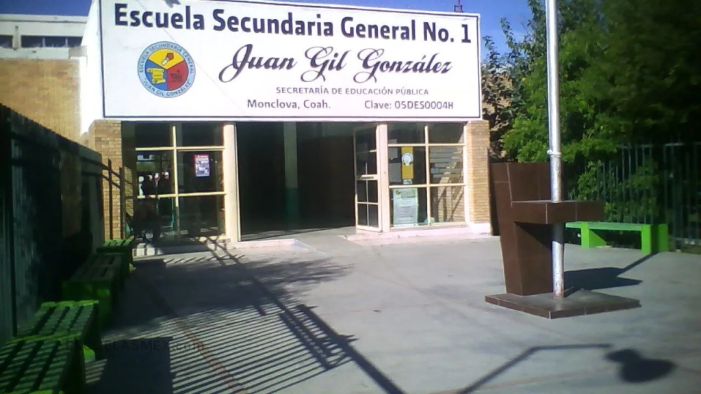 Viola maestro de Secundaria 1 Juan Gil González a alumna de 15 años