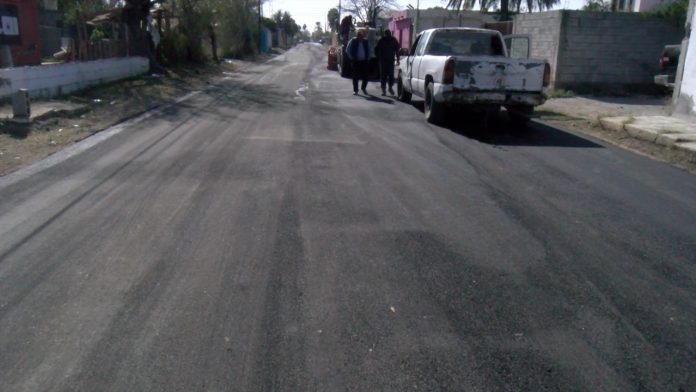 Supervisa Piña recarpeteo de la calle Matamoros en el ejido 8 de enero
