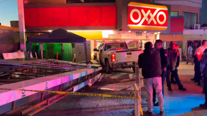 Camioneta choca contra una tienda de conveniencia de Monclova