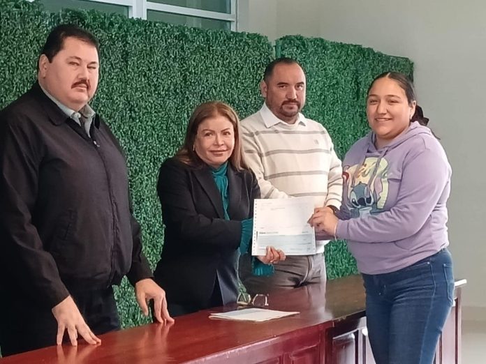 Fundación beca a estudiantes de la UTRC
